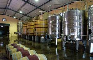 De productie bij het wijndomein Remhoogte - beschikbaar bij Cape and Grapes